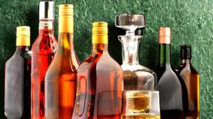 मगध एक्सप्रेस में तस्करी की गई 39 लीटर विदेशी शराब जब्त, तीन अटेंडेंट गिरफ्तार